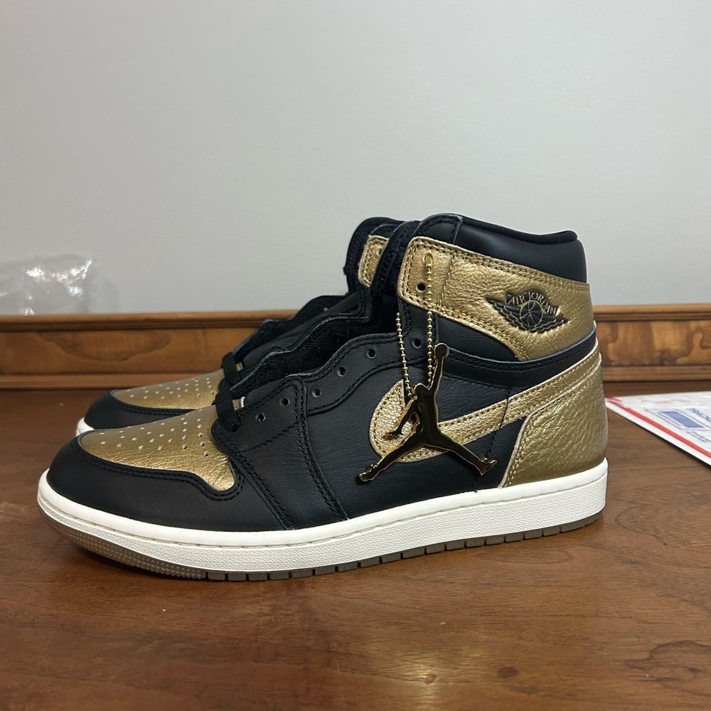 NIB Men’s Nike Air Jordan 1 High Black and Gold Sneakers, Size 8.5 - Picture 2 of 7